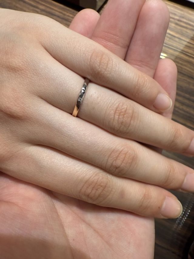 婚約者につけてもらっている写真です