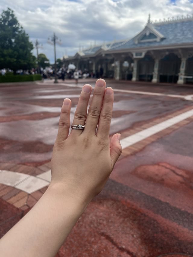 婚約指輪と重ね付けしていますが、可愛いです