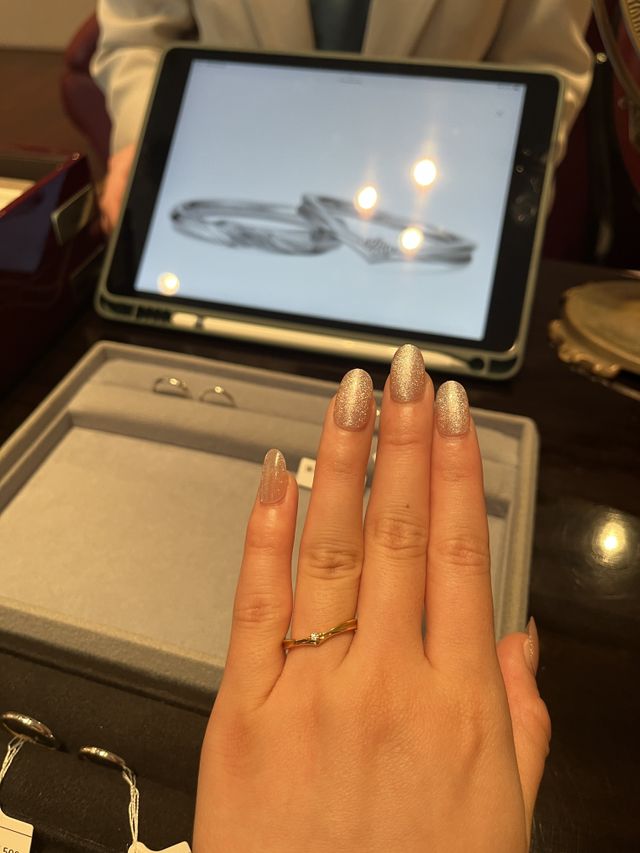 手がむちむちですが、指輪のおかげで少し華奢に見えませんか！？