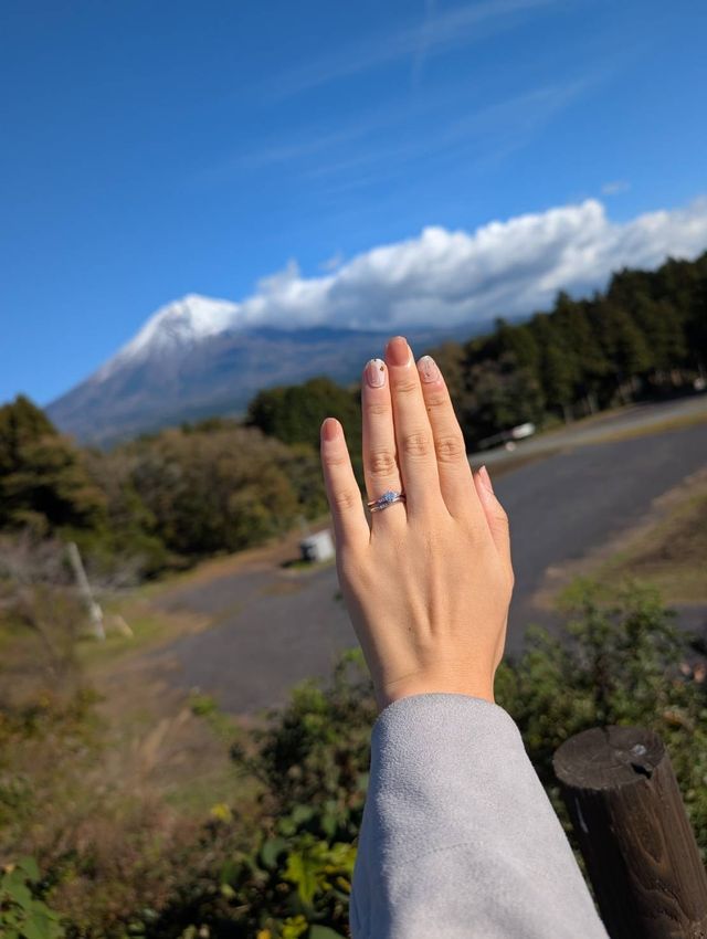 ダイヤの輝きも綺麗で指輪綺麗に見せてくれるデザイン
