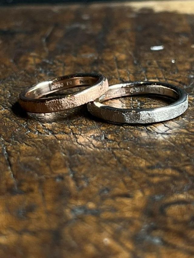 丸線叩き鎚目、石地仕上げ、プラチナとピンクゴールドの組合せ