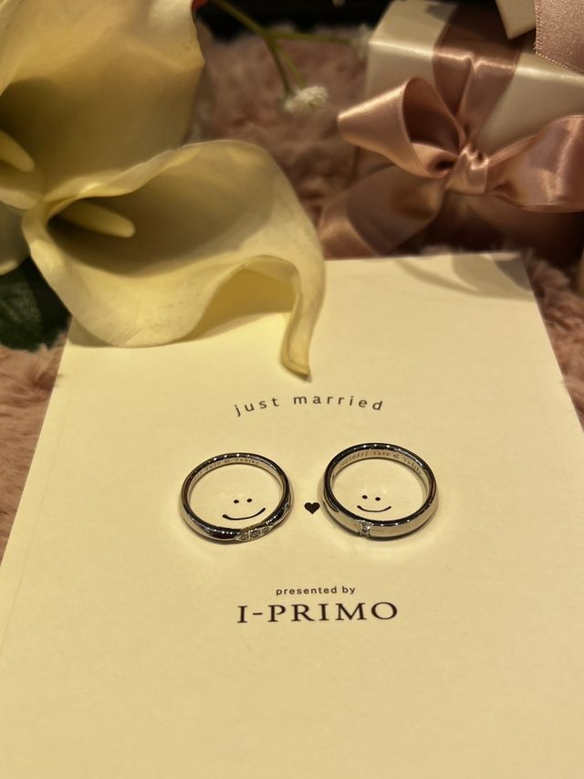 ストレートでエッジラインがお揃いのマリッジリングの写真です。