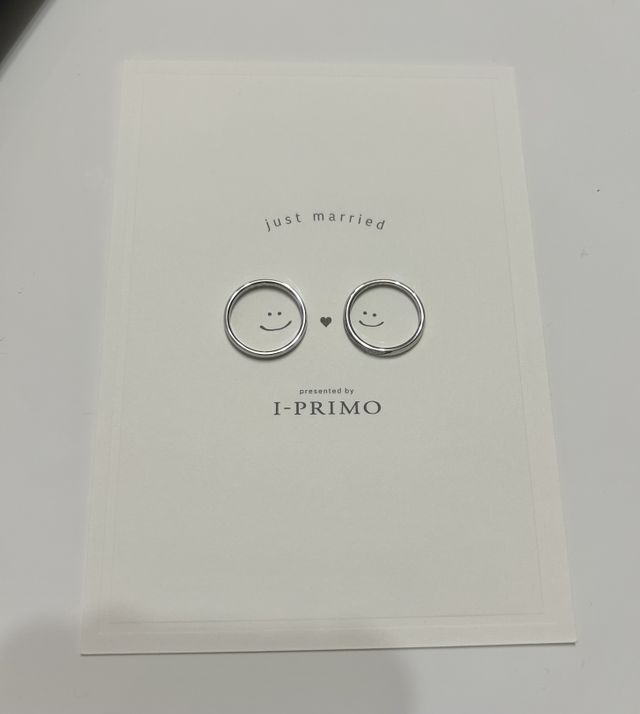 指輪の受け取り時にいただいた記念写真用の台紙のうちの一枚