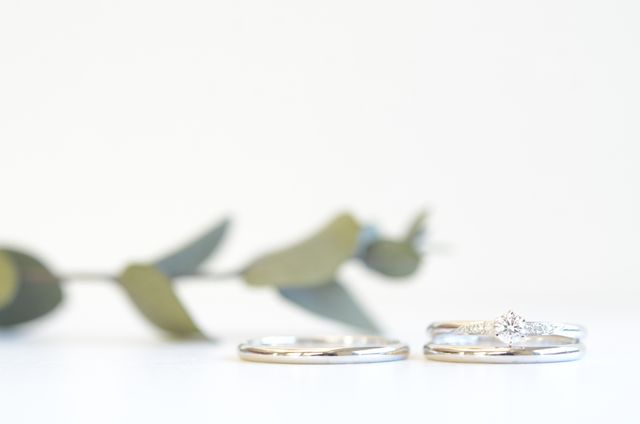 結婚指輪と婚約指輪の三本です。