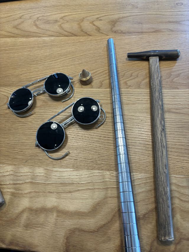 指輪制作に使う道具と真鍮の指輪の写真