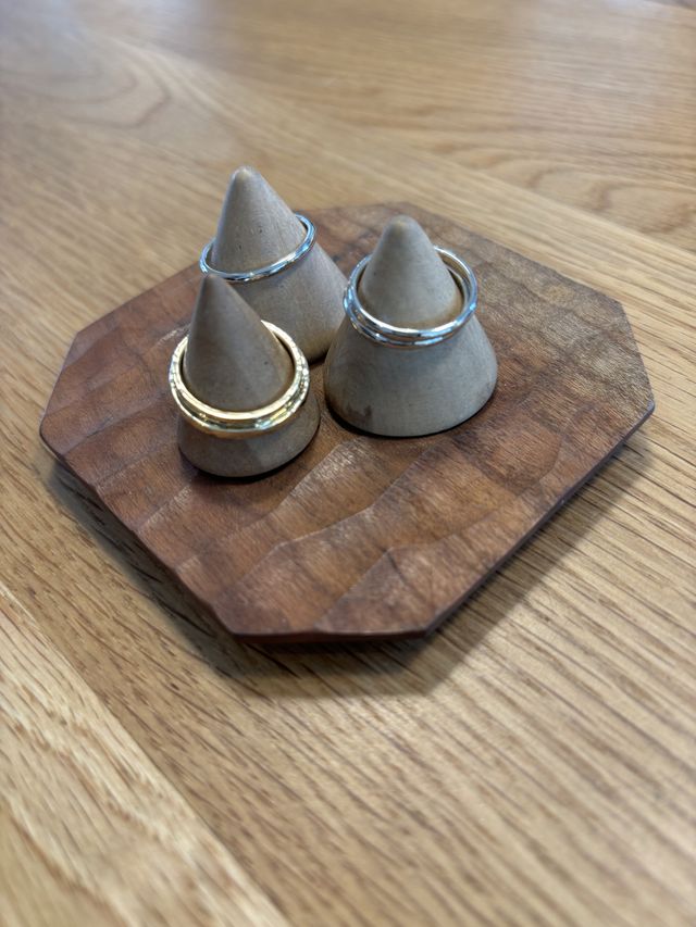 制作した指輪の写真
練習で制作した真鍮製の指輪も一緒に撮影