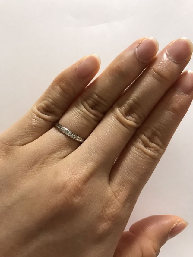 流れるような感じでダイヤが入っていてとても可愛い