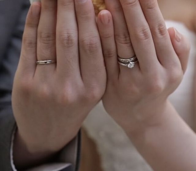 婚約指輪と重ね付けしても違和感のないデザインにしました。