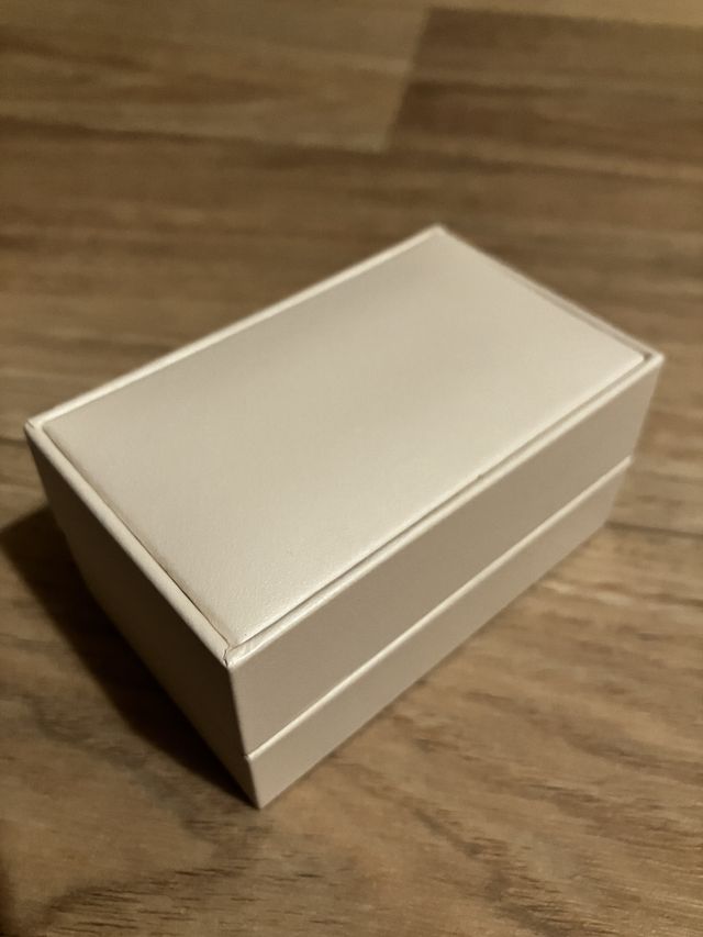 合皮のような風合いです。箱もお気に入りです。