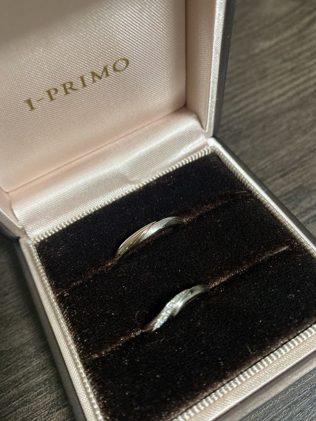 箱にはいった結婚指輪になります。上が男性用。下が女性用です