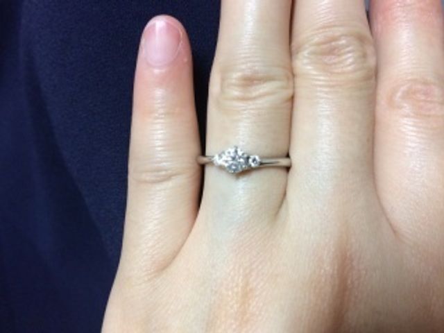 ストレートのフレームに真ん中とサイドにダイヤが付いています。