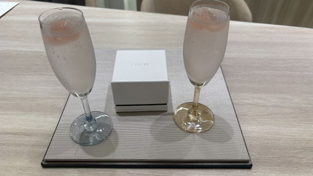 来店時いただいたハートの氷が入った飲み物とボックス