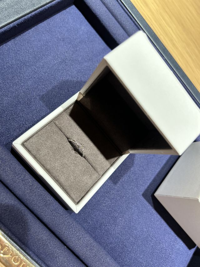 センターダイヤモンドの両側にピンクダイアモンド！