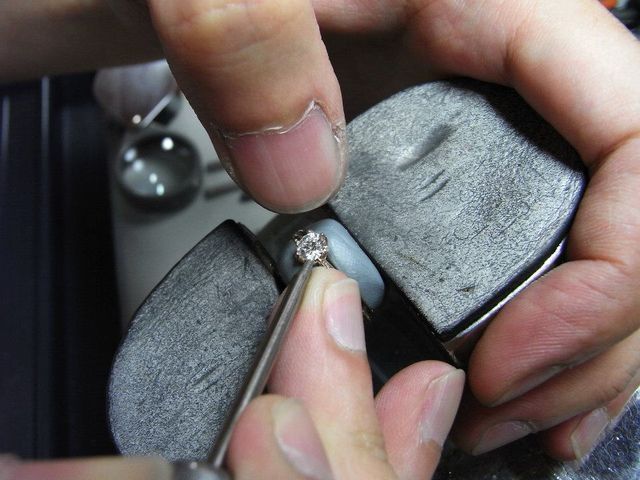婚約指輪を作っている所を見せてもらいました