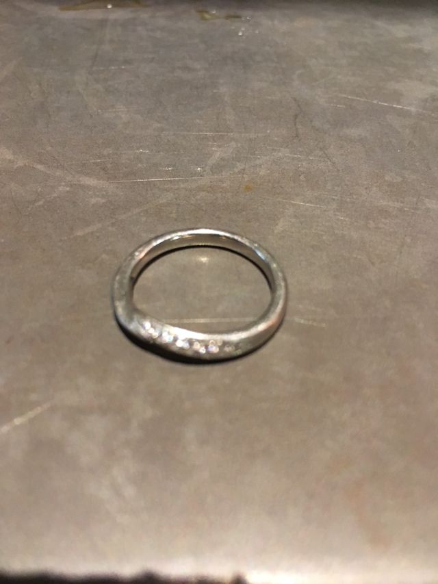 シンプルなデザインで、永遠を意味するインフィニティがモチーフ