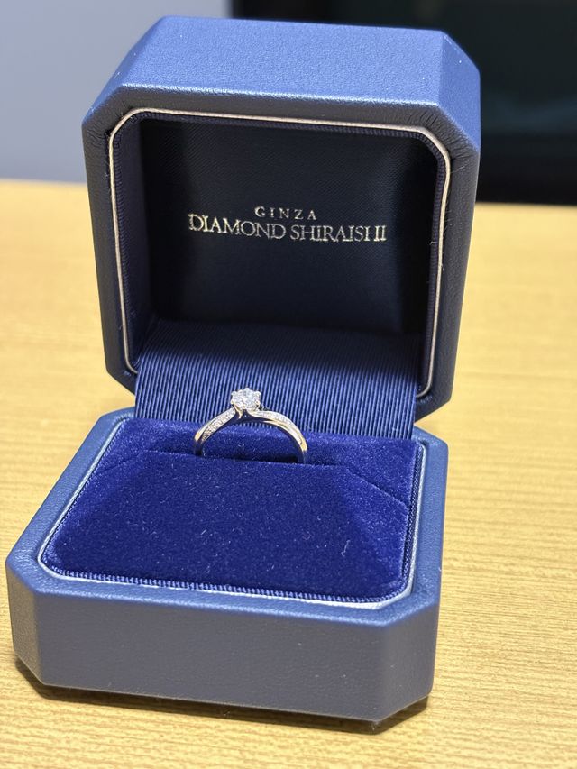 リングに細かなダイヤモンドがあり、豪華にみえます