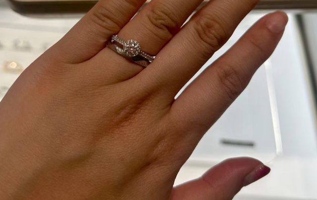 ダイヤモンド入りのシグネチャー。同じくグラフのダイヤ共に