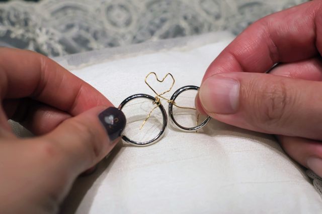 バウズリングセレモニーという純金の糸を結ぶセレモニーです。