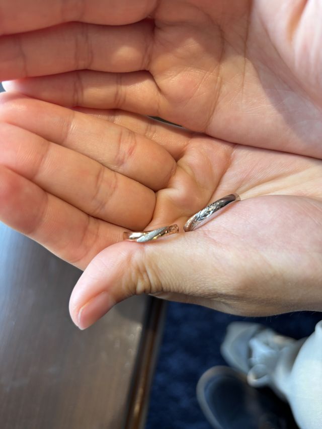 サイドにアカシアの葉っぱ彫りを入れてもらいました。