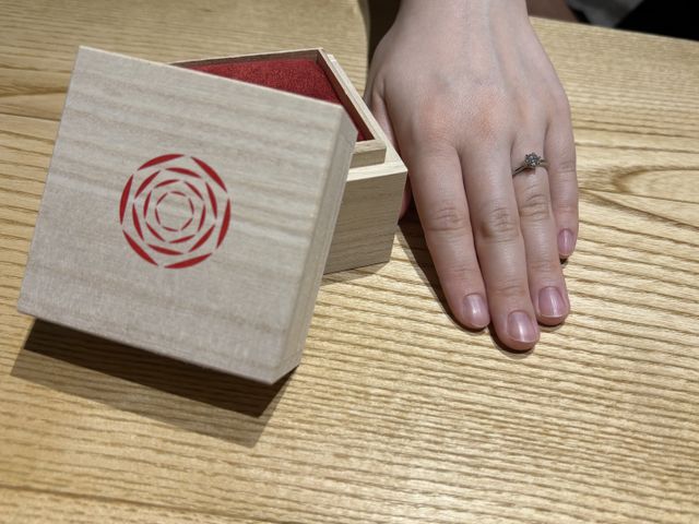 彼に素敵な婚約指輪をいただきました。とても嬉しいです！！