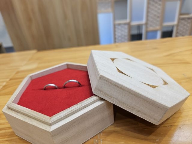 2人でお互いがはめる指輪を作りました。