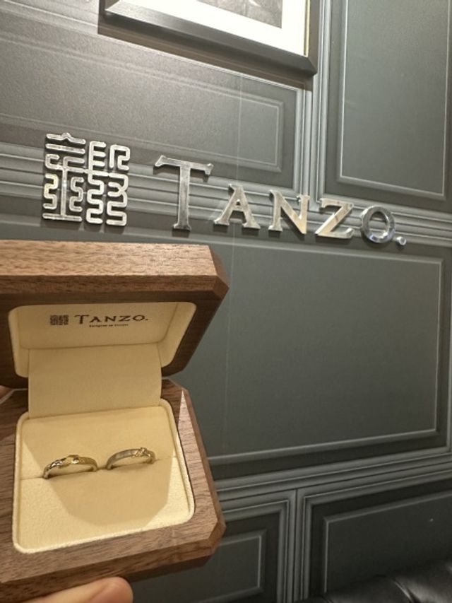 結婚写真とTANZOロゴとともに