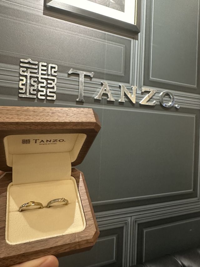 結婚写真とTANZOロゴとともに