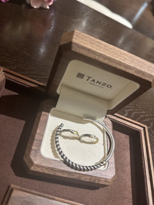 婚約指輪の時にオーダーさせて頂いたバングルとともに