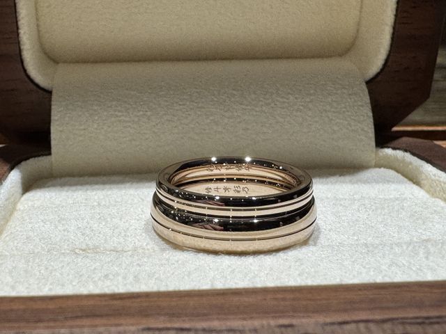 二人の指輪を重ね合わせた写真