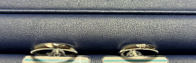 シンプルながらも6粒ダイヤがキラキラ輝いて指が綺麗に見えます