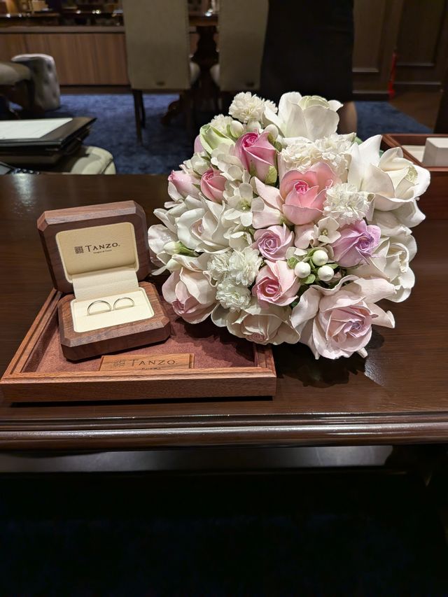 結婚指輪が完成した際のお披露目の写真