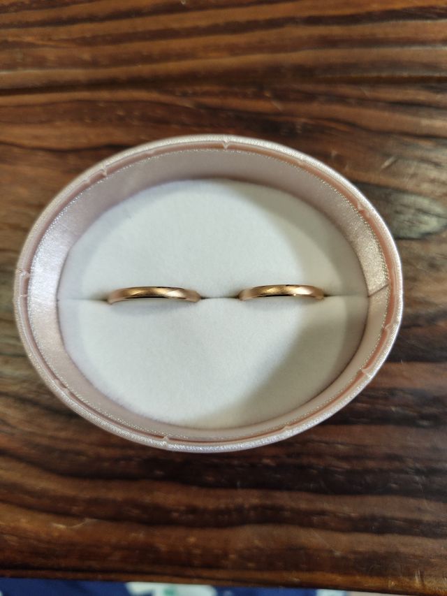 艶消しのピンクゴールドで、肌馴染みがとても良いです。
