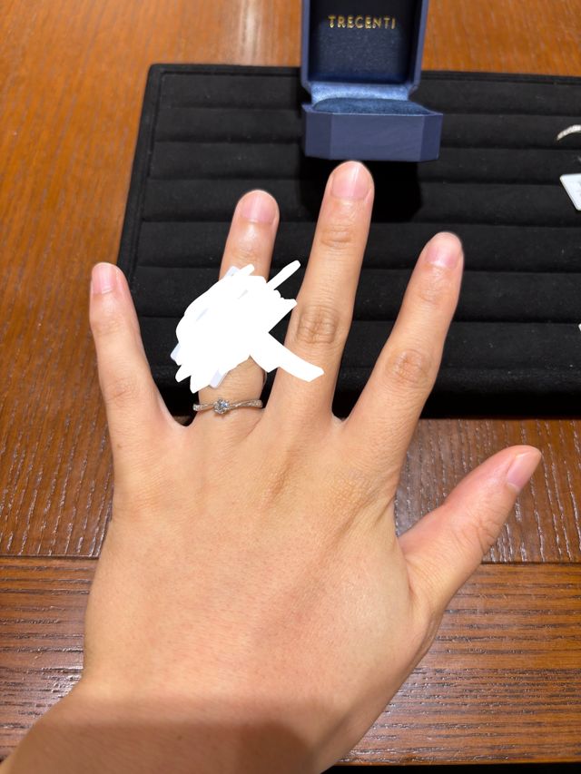 シンプルでウェーブが指を細く長く見せてくれる