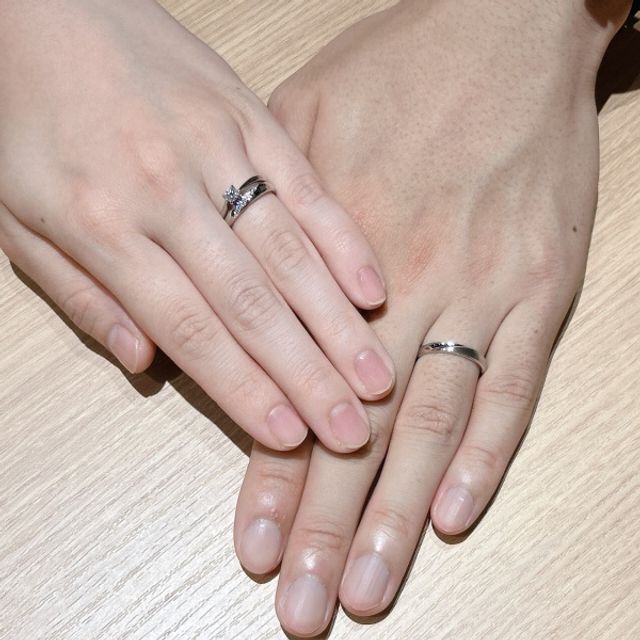 妻と2人で着けた様子を、お店の方に撮っていただきました。