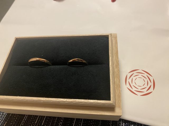 ピンクゴールドの鏡面仕上げ