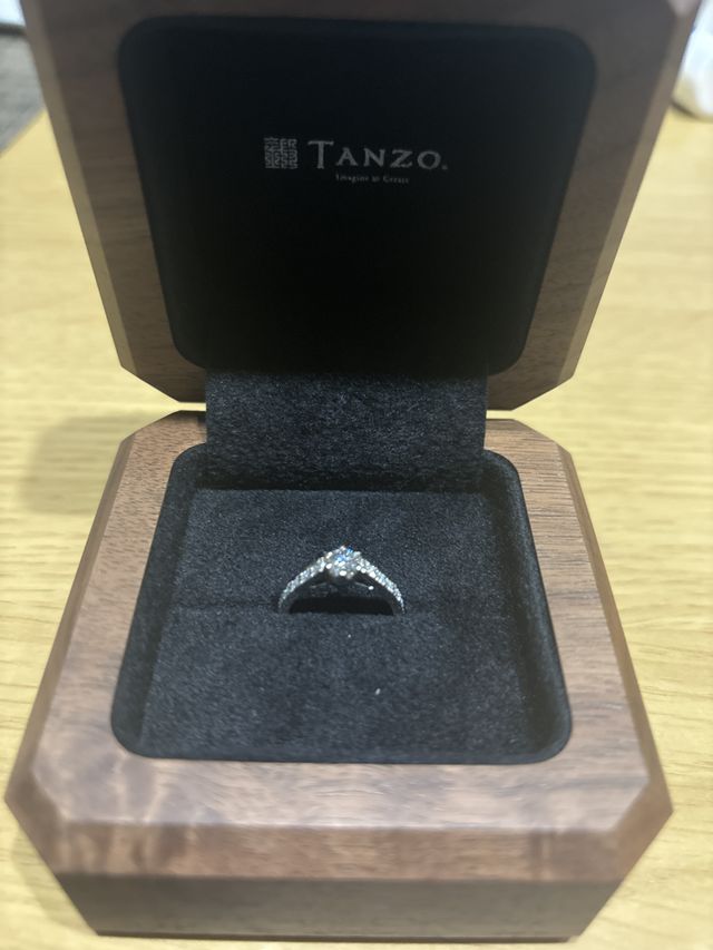 くるみの木の箱でとてもおしゃれです。