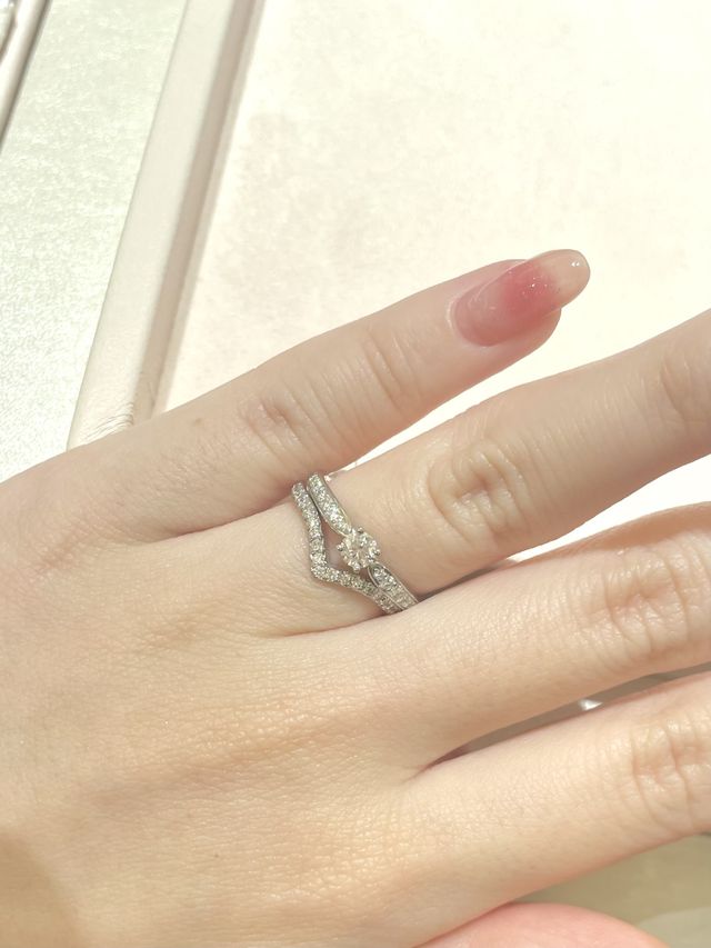 重ね付けしているV字のリングは雰囲気見るためにつけてます