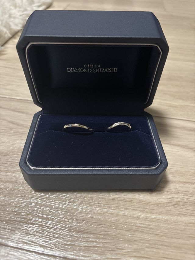 シンプルながらも輝きを放つ2本の指輪と専用のボックス