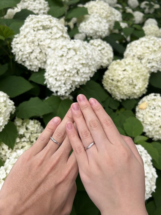 季節のあじさいをバックに結婚指輪を着用して撮影しました。