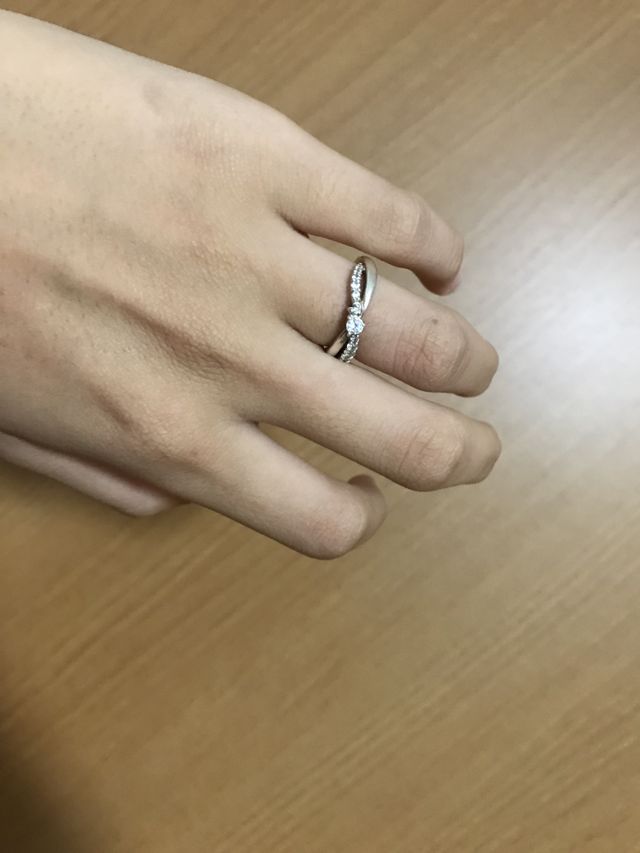 4℃の婚約指輪です(^-^)キラキラして可愛かったです！