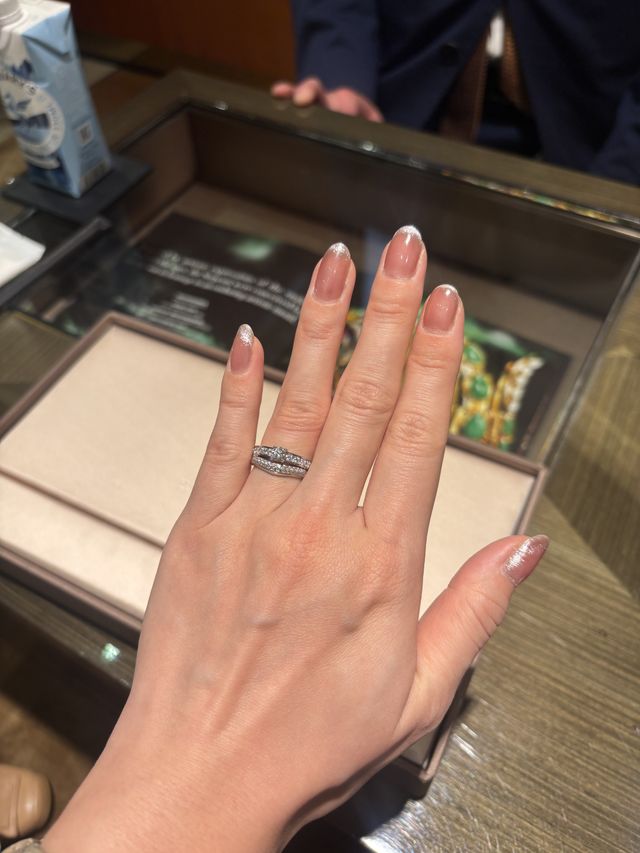 フェディウエディングリングとの重ね付けです。