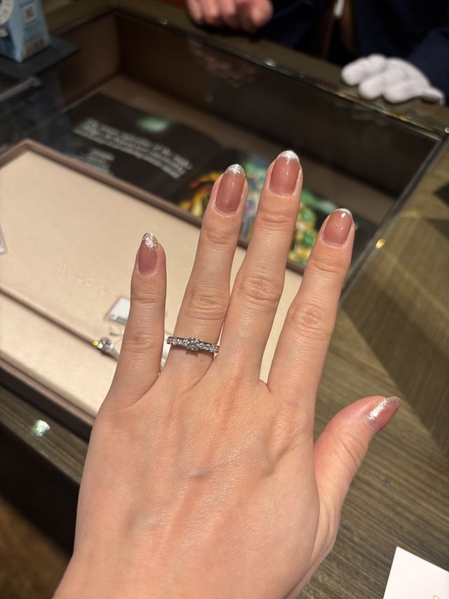 サイドにブルガリブルガリの刻印の入った婚約指輪です。