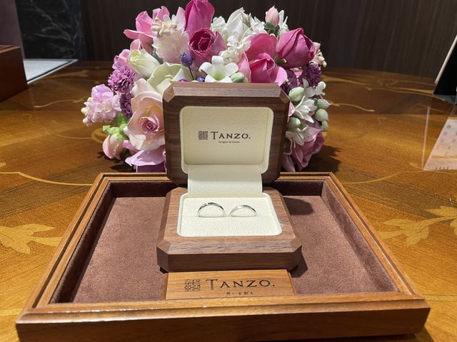 店舗で初めて、指輪の完成品を見た時の1枚