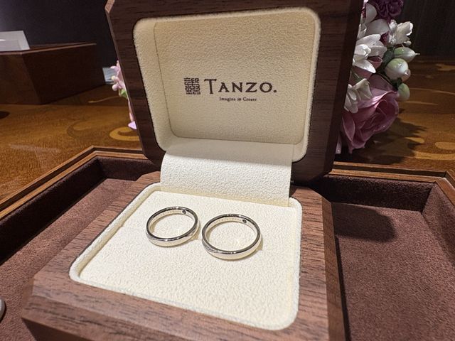 指輪が入った箱もくるみの木を使用しているとのことで素敵です