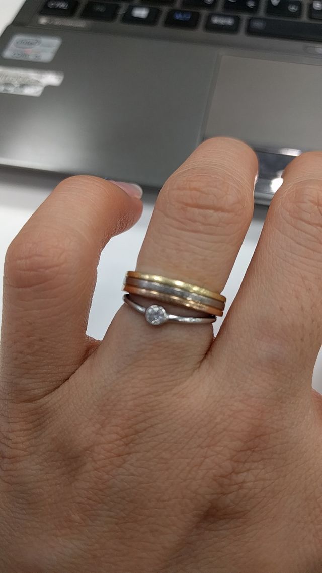 金色の三色が重なっているカルティエの指輪