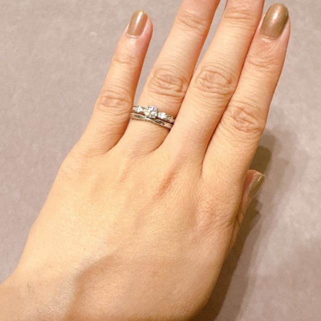 リボンモチーフの婚約指輪と重ね付け