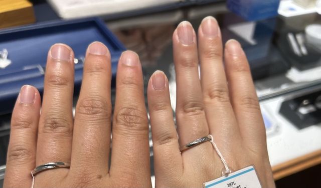 指輪を実際に試着させて頂いた時の写真です。