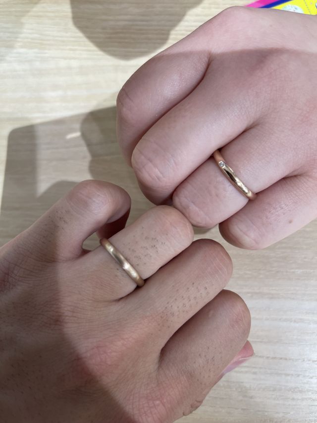 ピンクゴールドの指輪です。
