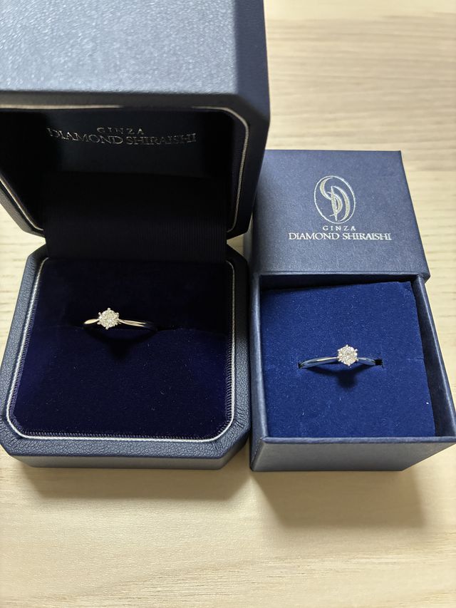 左のものがホワイトリリーです。右はプロポーズリングです。