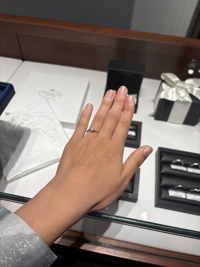 指輪は7号です
ダイヤが小さいので手が小柄な方にぴったりです